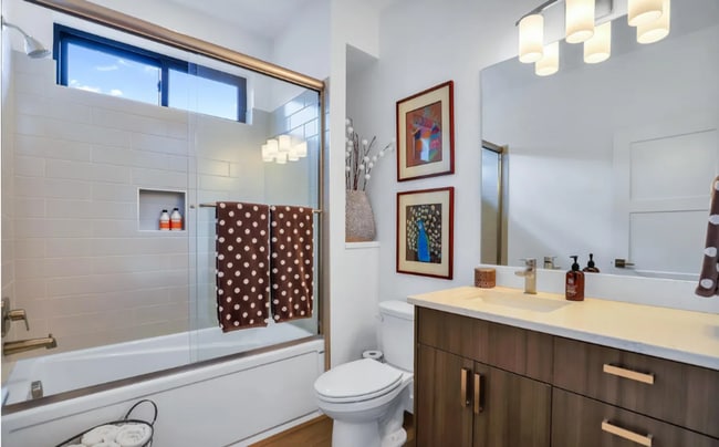 Building Photo - 3 Bedroom, 2 Bath Coeur d' Alene Condo