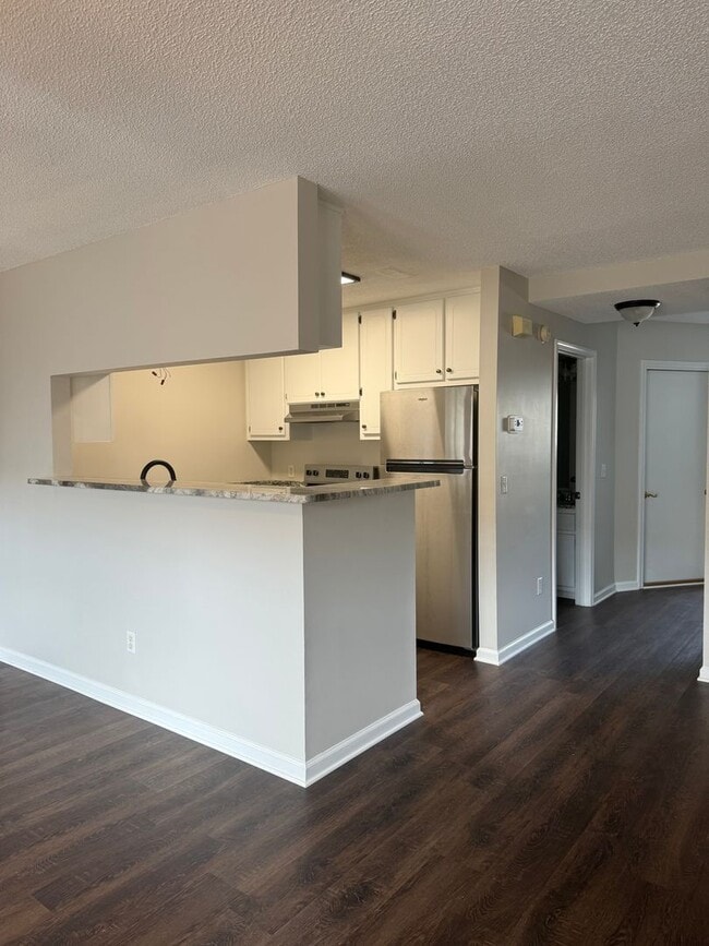 Building Photo - Available NOW- 113 Commons-Move in Special 1/2 off the first month rent with 12-month Lease