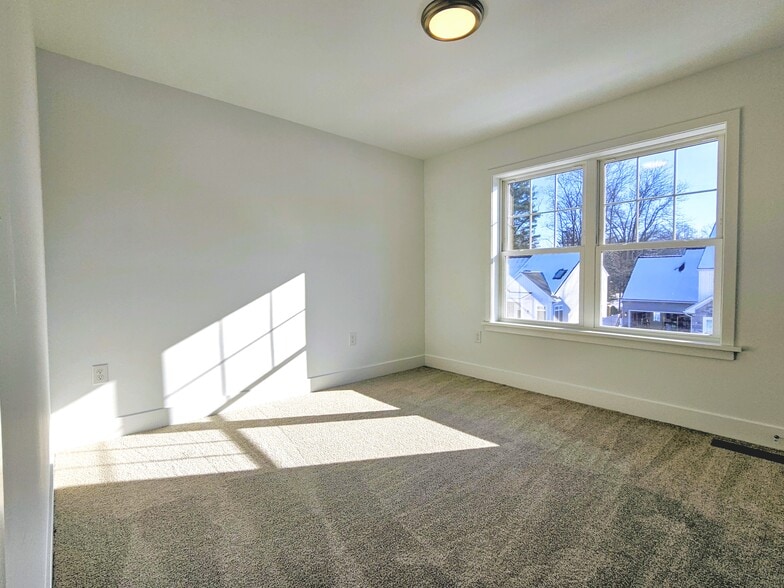 Building Photo - 394 Hensley St