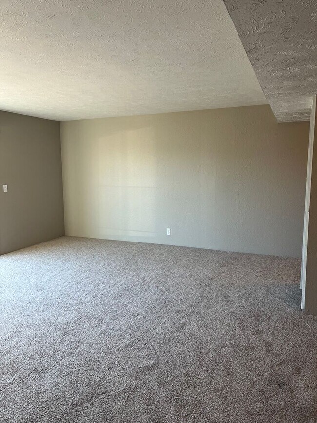 Building Photo - Spacious Apartments Located in the Heart o...