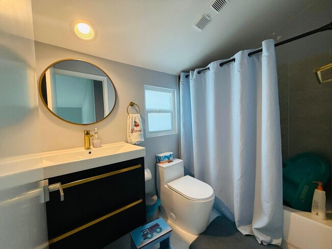 Building Photo - 5831 Thisledown Ct