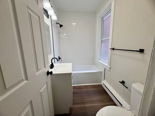 Building Photo - 320 S Ann St