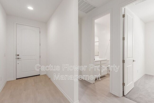 Building Photo - 9416 E Spiral Ave