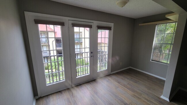 Building Photo - Gated, Updated 2 bedroom, 1 bath Condo in ...