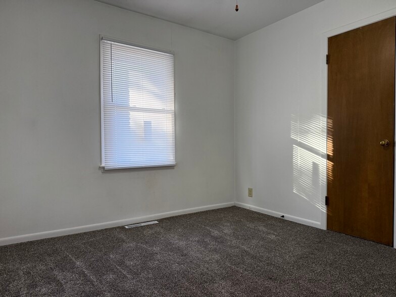 Building Photo - 4210 S 49th St