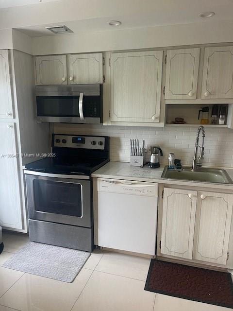 Building Photo - 3200 N Palm Aire Dr