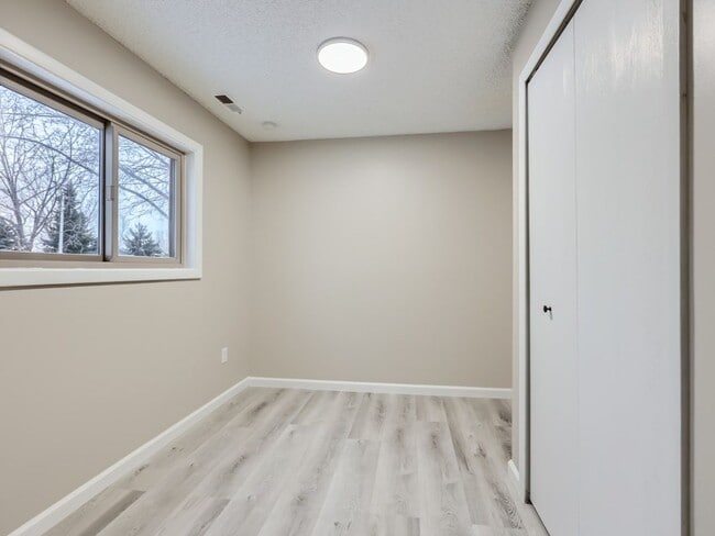 Building Photo - Blaine 4 Bedroom Townhome