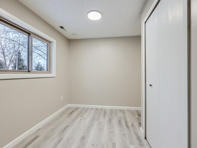 Building Photo - Blaine 4 Bedroom Townhome
