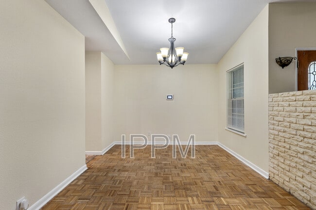 Building Photo - 914 Carrol Ave