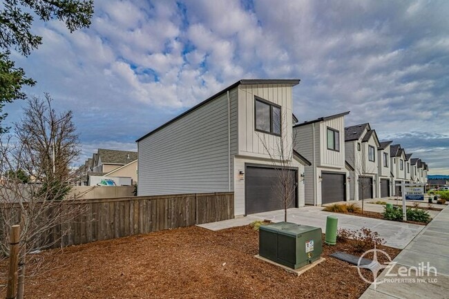 Building Photo - 16304 NE 21st St