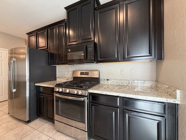Building Photo - GATED 3 BED 3 BATH 2 CAR GARAGE TOWNHOUSE W/ BED AND BATH DOWNSTAIRS + LOFT & YARD. COMMUNITY FEA...