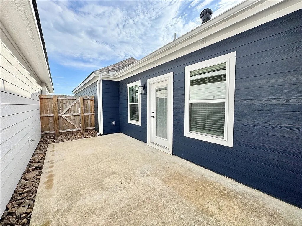 Building Photo - 837 NE Heights Ln