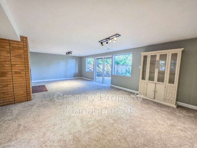 Building Photo - 15506 Juanita Dr NE