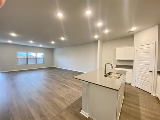 Building Photo - 615 Metallic Tree Ln