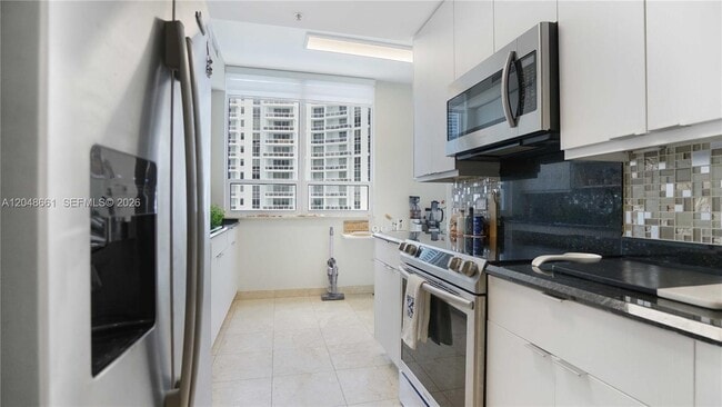 Building Photo - 801 Brickell Key Blvd