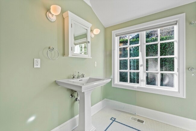 Building Photo - 1435 Newport Way