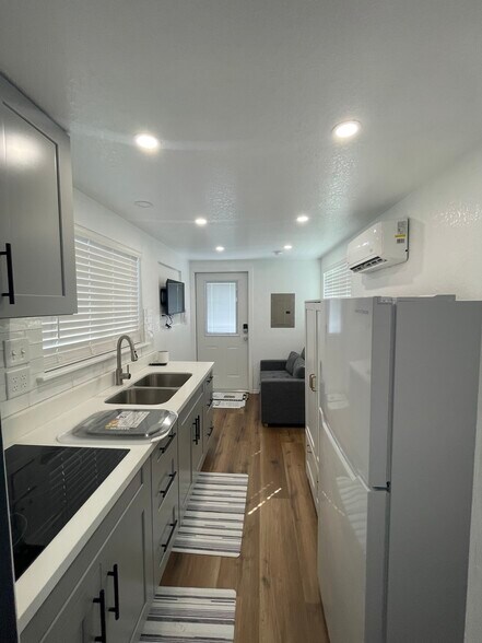 Building Photo - 207 S Sabinas St
