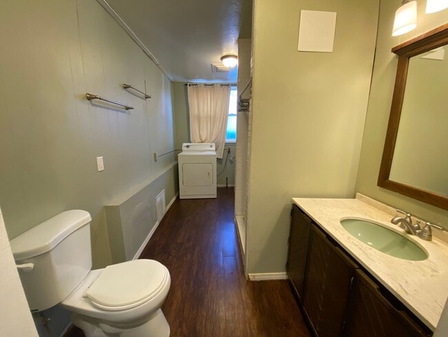 Building Photo - 421 Allyn St