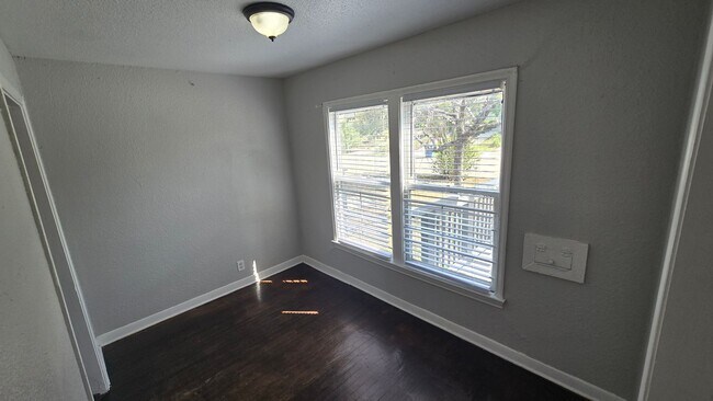 Building Photo - 407/409 Natalen Avenue