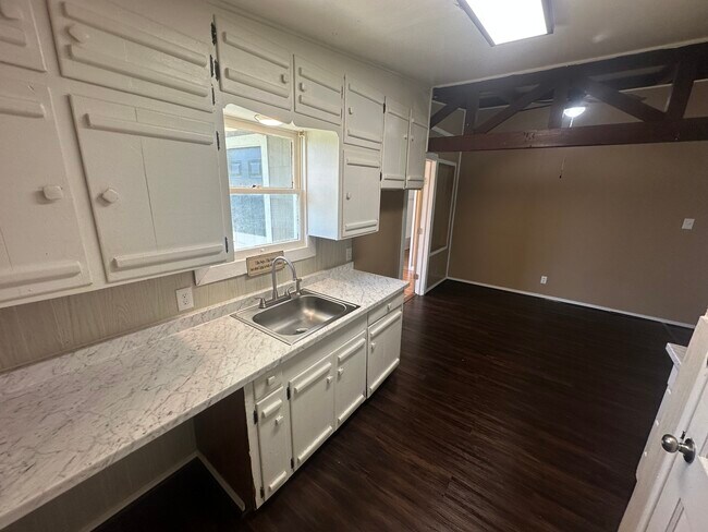 Building Photo - 1312 E Mesquite Ln