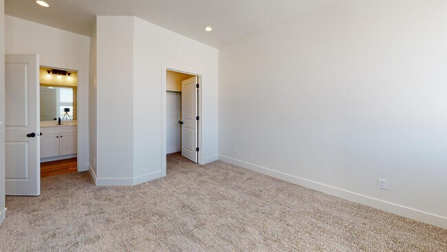 Building Photo - 547 W 1810 N
