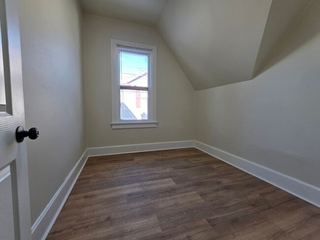 Building Photo - 210 S Maple Ave