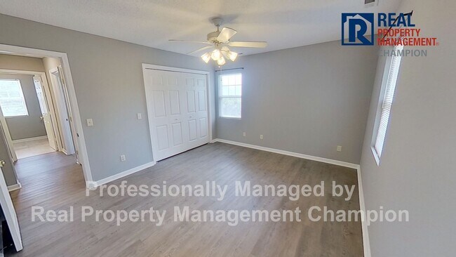 Building Photo - 3 BD/2 BA Upper Unit Condo in Hawthorne Park