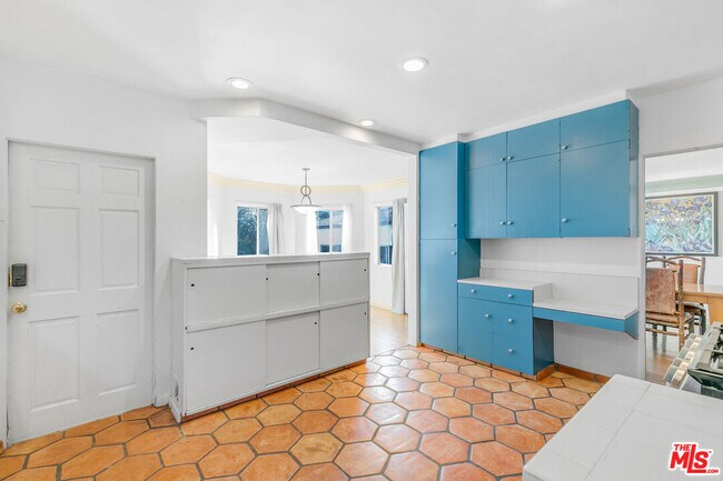 Building Photo - 1530 Valley View Rd