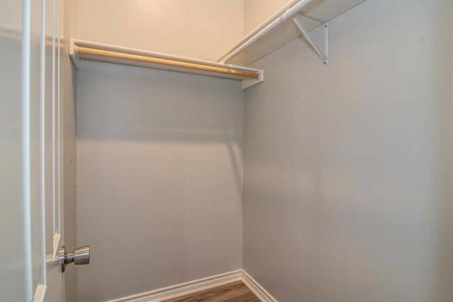 Building Photo - COMING SOON! Recently Renovated 1-Bedroom ...