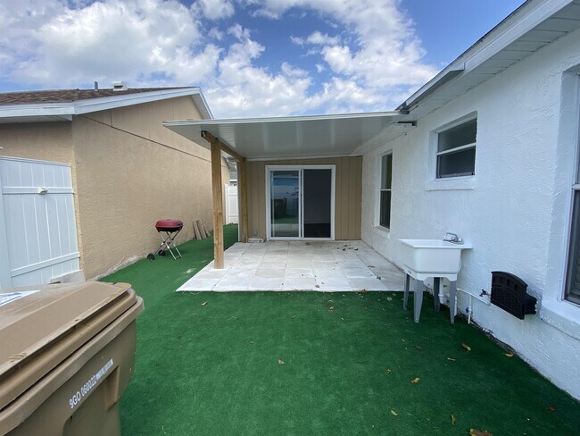 Building Photo - 2361 Harbor Town Dr