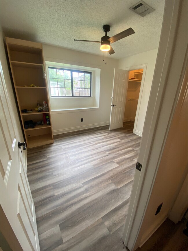 Building Photo - 702 Spring Hollow Dr