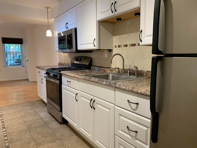 Building Photo - 2-24 Grand St