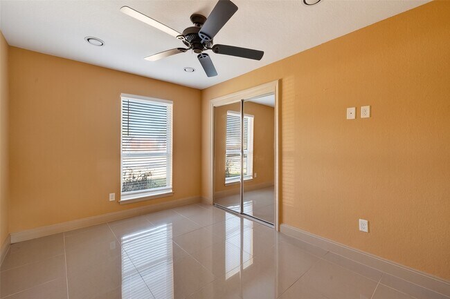 Building Photo - 6231 S Briar Knoll Dr