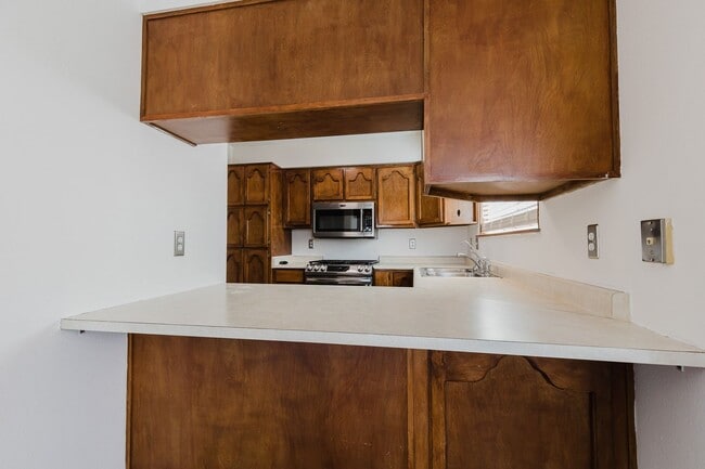 Building Photo - Newly Updated Two Bedroom Two Bath Townhouse