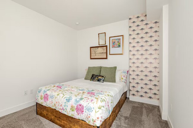 Building Photo - 2824 W Parkside Pl