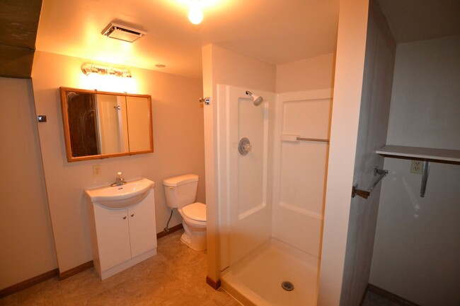 Building Photo - Remodeled 3-4 bedroom, open floor plan, Ne...