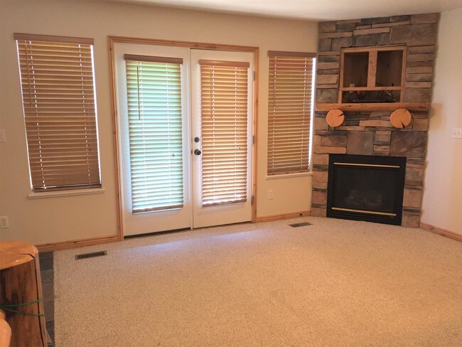 Building Photo - 5063 E Lakeview Dr