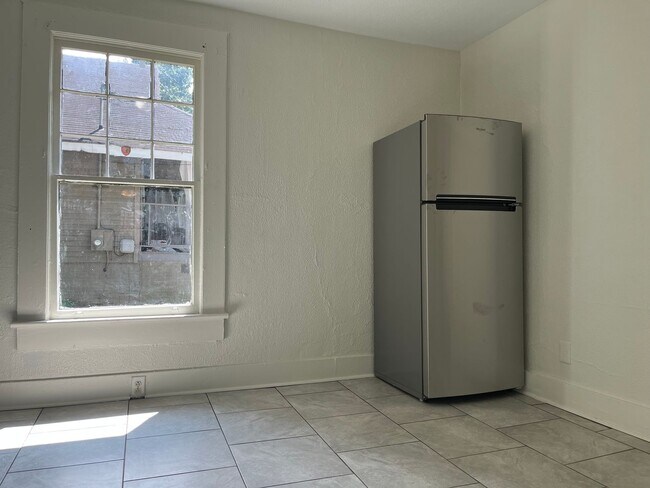 Building Photo - Spacious 2bd/1.5ba Home Minutes From W Mid...