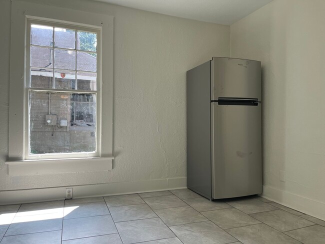 Building Photo - Spacious 2bd/1.5ba Home Minutes From W Midtown!