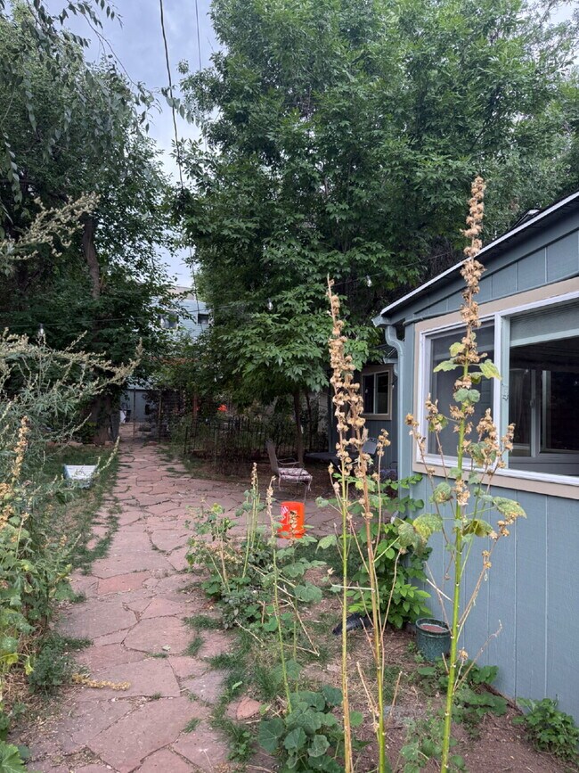 Building Photo - Beautiful and cozy 3 Bedroom 1 Bathroom Ho...