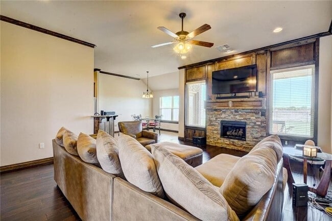 Building Photo - St James Park Home in Norman - Community Pool!  Available in April!
