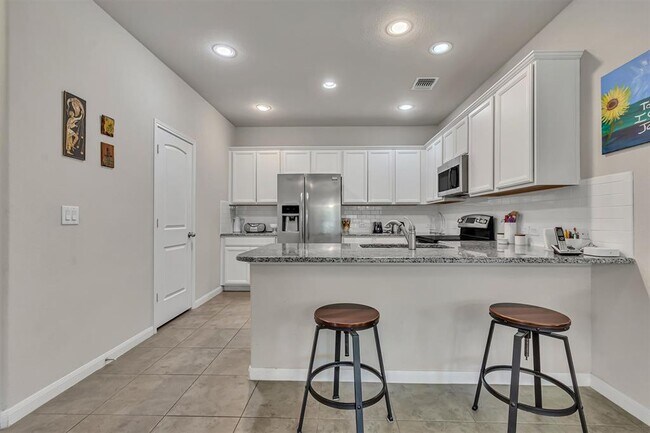 Building Photo - 711 Rolling Oak Dr