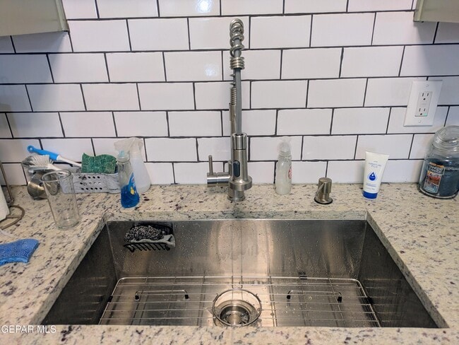 Building Photo - 709 Tays St