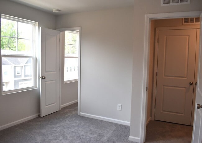 Building Photo - *PENDING!!*