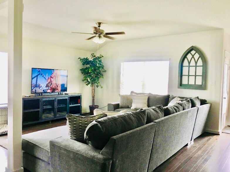 Building Photo - 741 Carol Dr