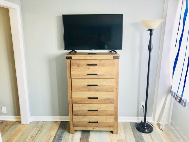 Building Photo - Fantastic location! FURNISHED 1bed/1bath available for March 2026 move in!