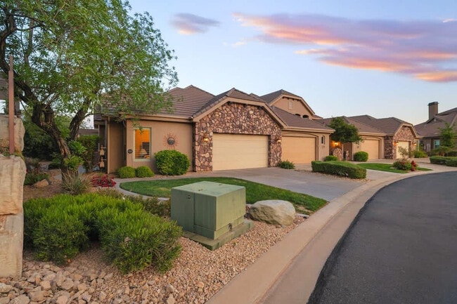 Building Photo - 1922 N Pebble Beach Dr