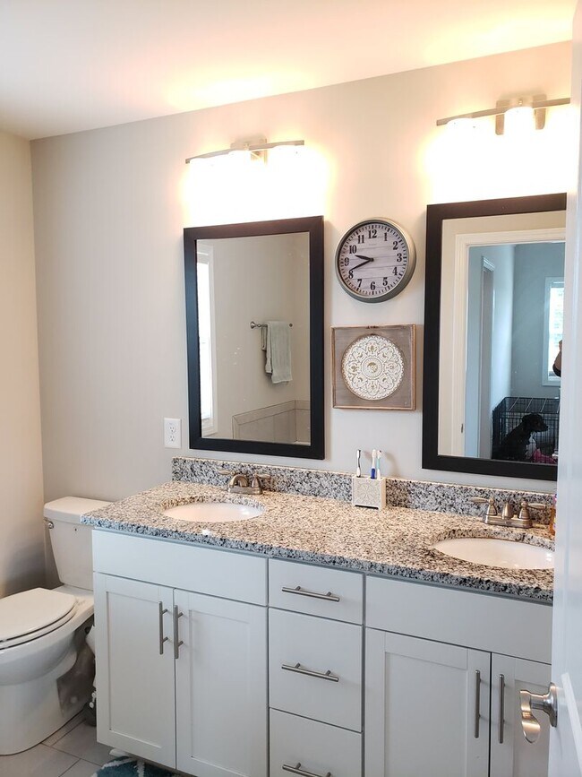 Building Photo - Near Exit 1! Close to I-24! HUGE Kitchen I...