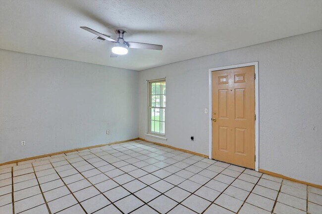 Building Photo - 757 Sandy Ln