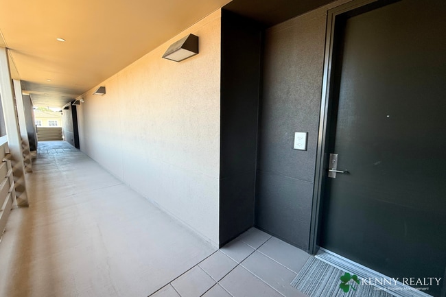 Building Photo - Spacious 2 Bedroom Condo in Prime Burlinga...